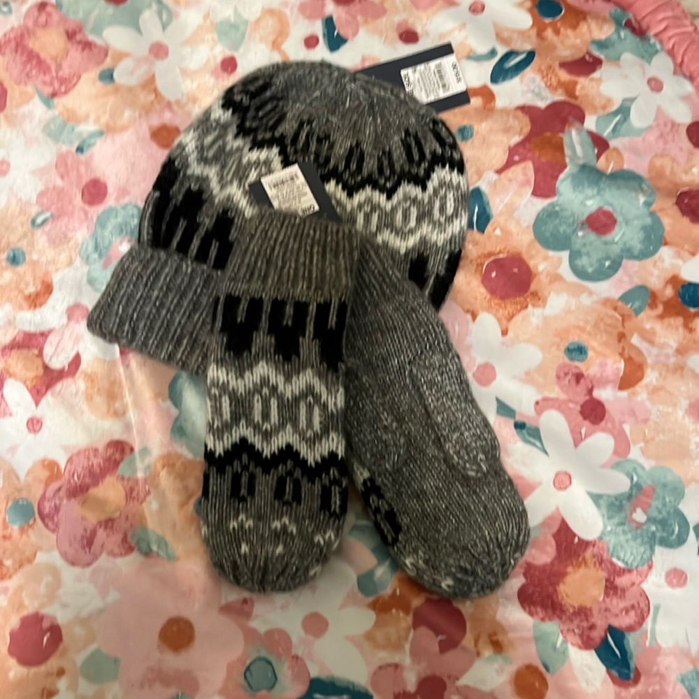 Knitted cap with matching mittens new universal thread classic look